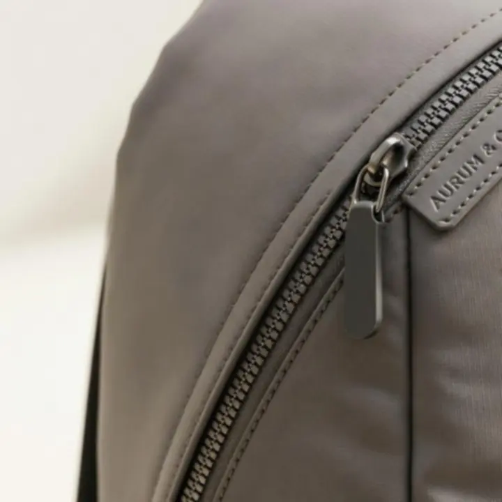 Közeli felvétel prémium anyagú hátizsák részleteiről, finom varrásokkal és minőségi fém kiegészítőkkel.