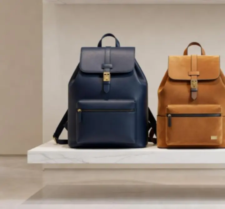 Különböző stílusú prémium hátizsákok ízléses, neutrális környezetben elrendezve.