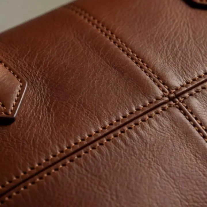 Közeli felvétel prémium bőrből készült női táska részletgazdag textúrájáról.